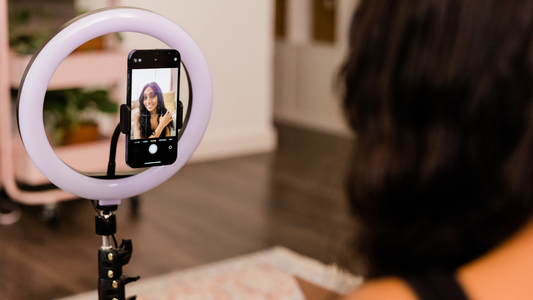 What is a ring light and how do you use it on your phone?